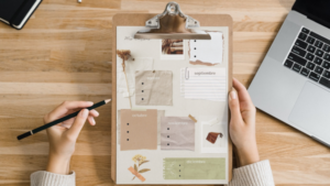 Plantilla para organizar cursos online de un bundle creativo con planificación mensual y tabla de seguimiento